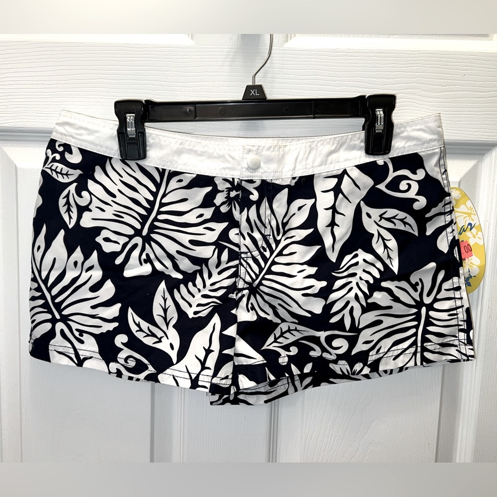 NWT InGear tropical short shorts with button closure. Navy/white. Med, size 4.